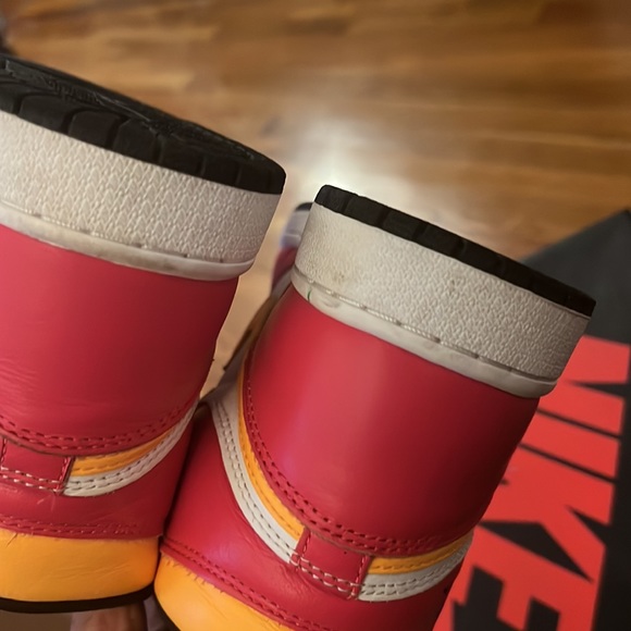 Nike Air Jordan 1 Retro Hi OG Light Fusion Red Size 7 Men 8.5/ 9 Women - Picture 4 of 6